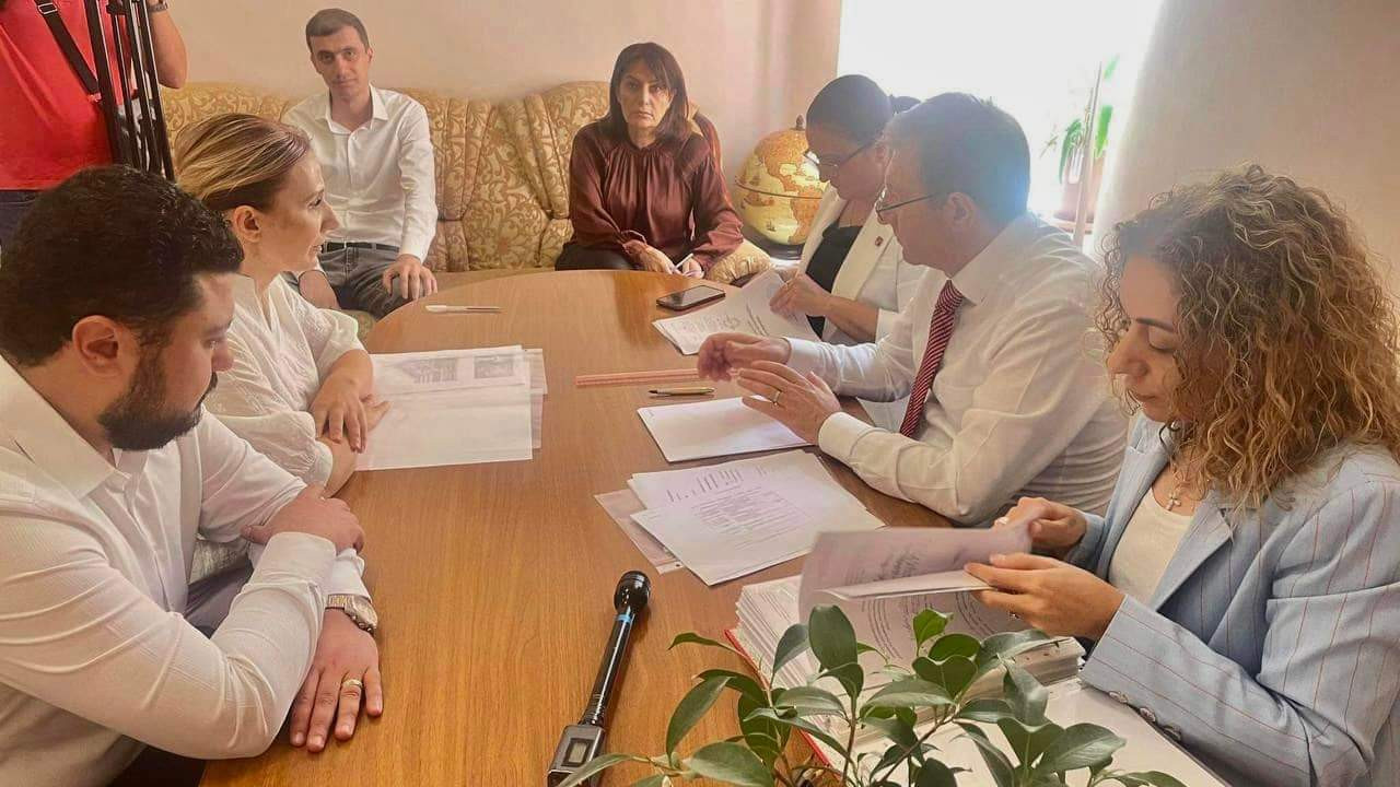 «Ապրելու երկիրը»  ԿԸՀ է ներկայացրել փաստաթղթերը. ովքե՞ր են ցուցակի առաջին քսանյակում