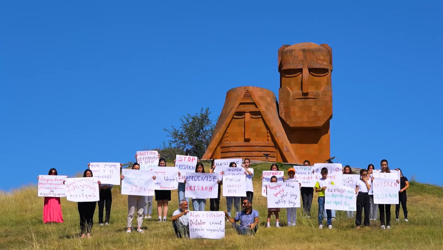 «Հադրութը Արցախ է, Արցախը՝ Հայաստան»․ արցախցիները լուռ ակցիա են անցկացրել Հադրութի օրվա առթիվ (տեսանյութ)