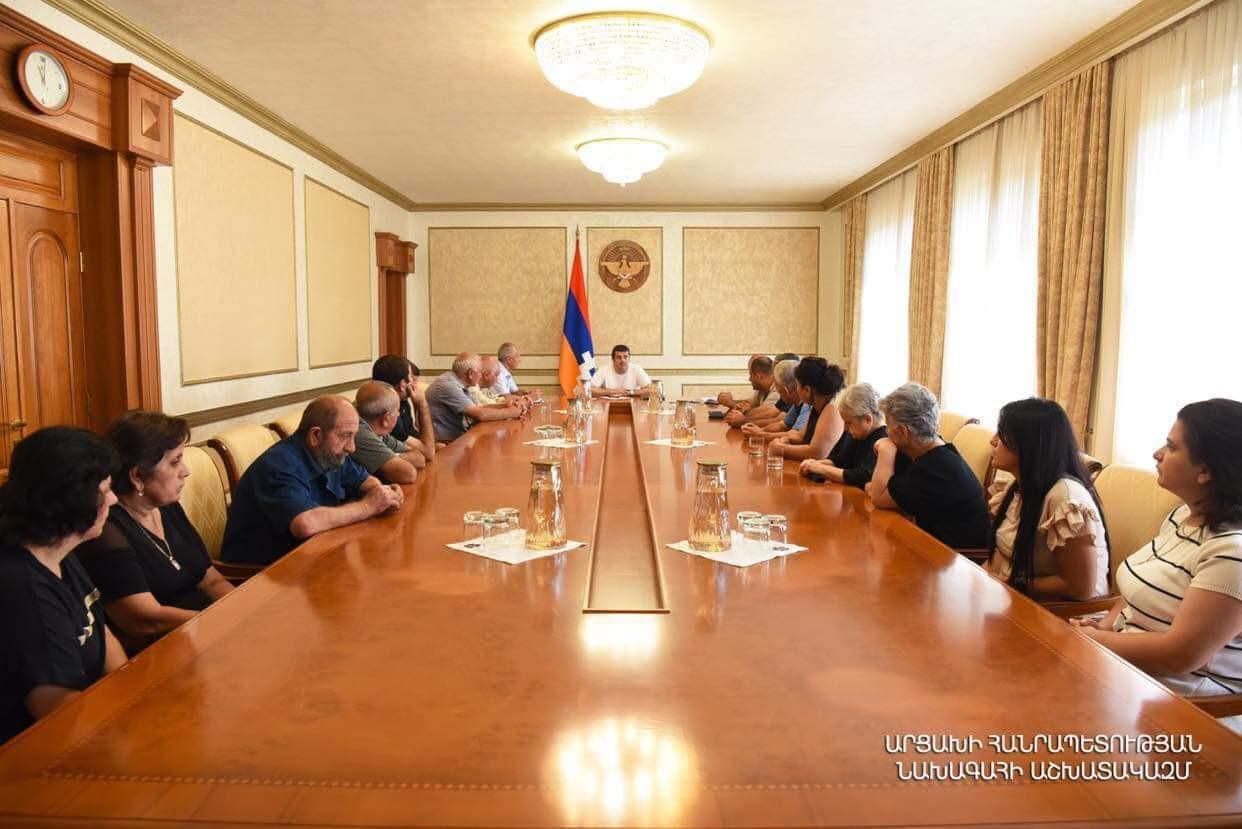 Արայիկ Հարությունյանը հանդիպել է Զոհված և անհետ կորած զինծառայողների հարազատների միության անդամների հետ