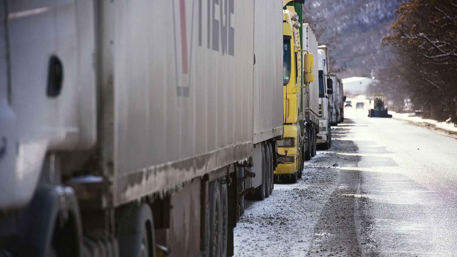 Լարսի ճանապարհը փակ է բեռնատարների համար