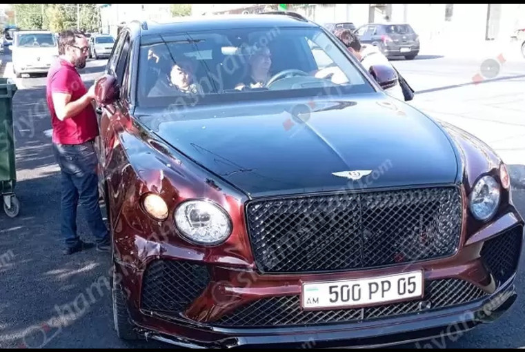 Երևանում Bentley-ով վթարի է ենթարկվել հայտնի գործարարներից մեկի ազգականը. Shamshyan.com