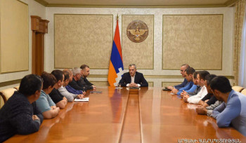 Սամվել Շահրամանյանը հանդիպել է Հադրութի շրջանից տեղահանված մի խումբ բնակիչների հետ