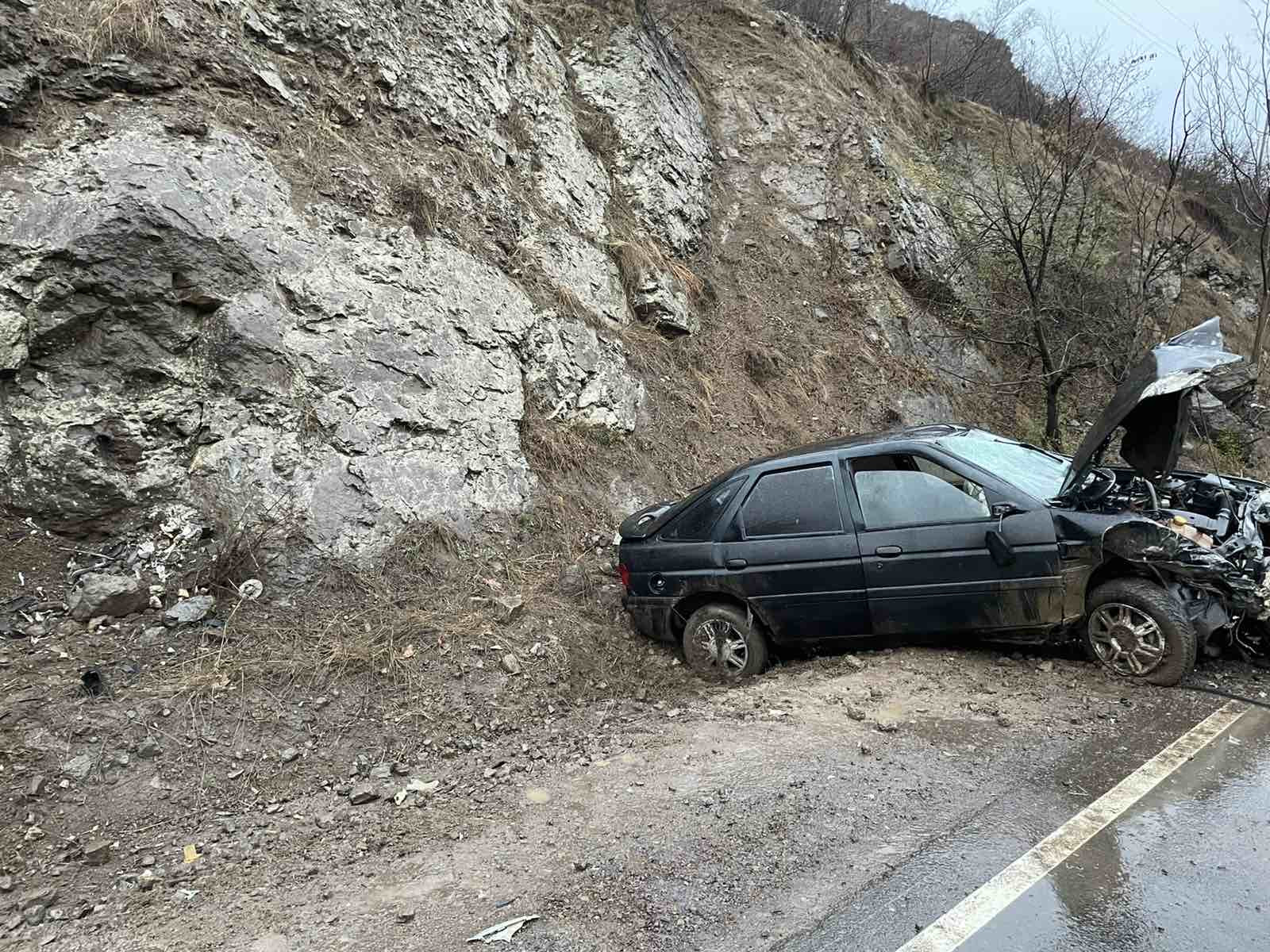 Կապան-Վերին Խոտանան ավտոճանապարհին մեքենան բախվել է ժայռին