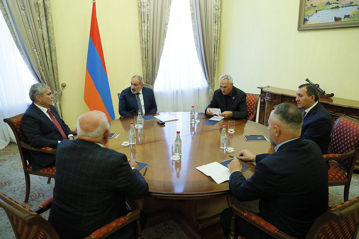 Փաշինյանը հանդիպել է Տիգրան Արզաքանցյանի, Տիգրան Խզմալյանի և այլ ուժերի ներկայացուցիչների հետ