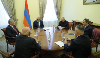 Փաշինյանը հանդիպել է Տիգրան Արզաքանցյանի, Տիգրան Խզմալյանի և այլ ուժերի ներկայացուցիչների հետ