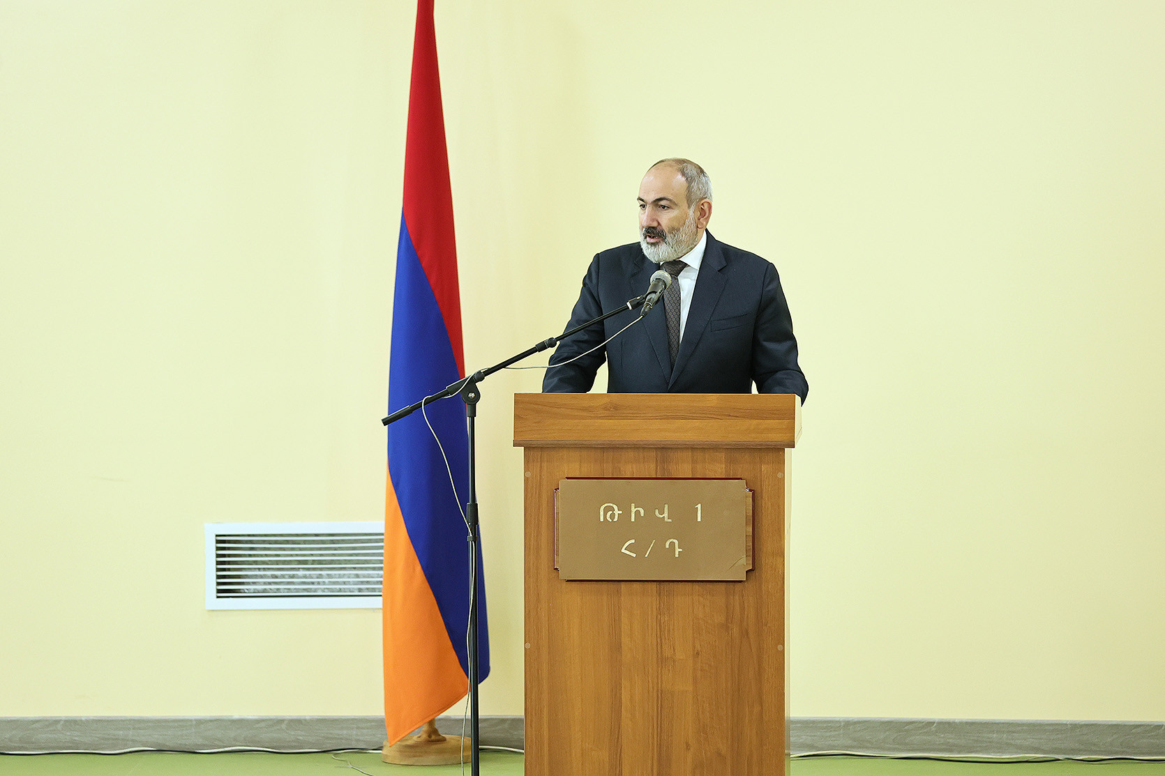 Եկել եմ ուղղակի ձեզ տեսնեմ, շնորհավորեմ և համոզվեմ, որ ամեն ինչ ճիշտ է արված. Փաշինյանը՝ Եղեգնաձորի թիվ 1 դպրոցում