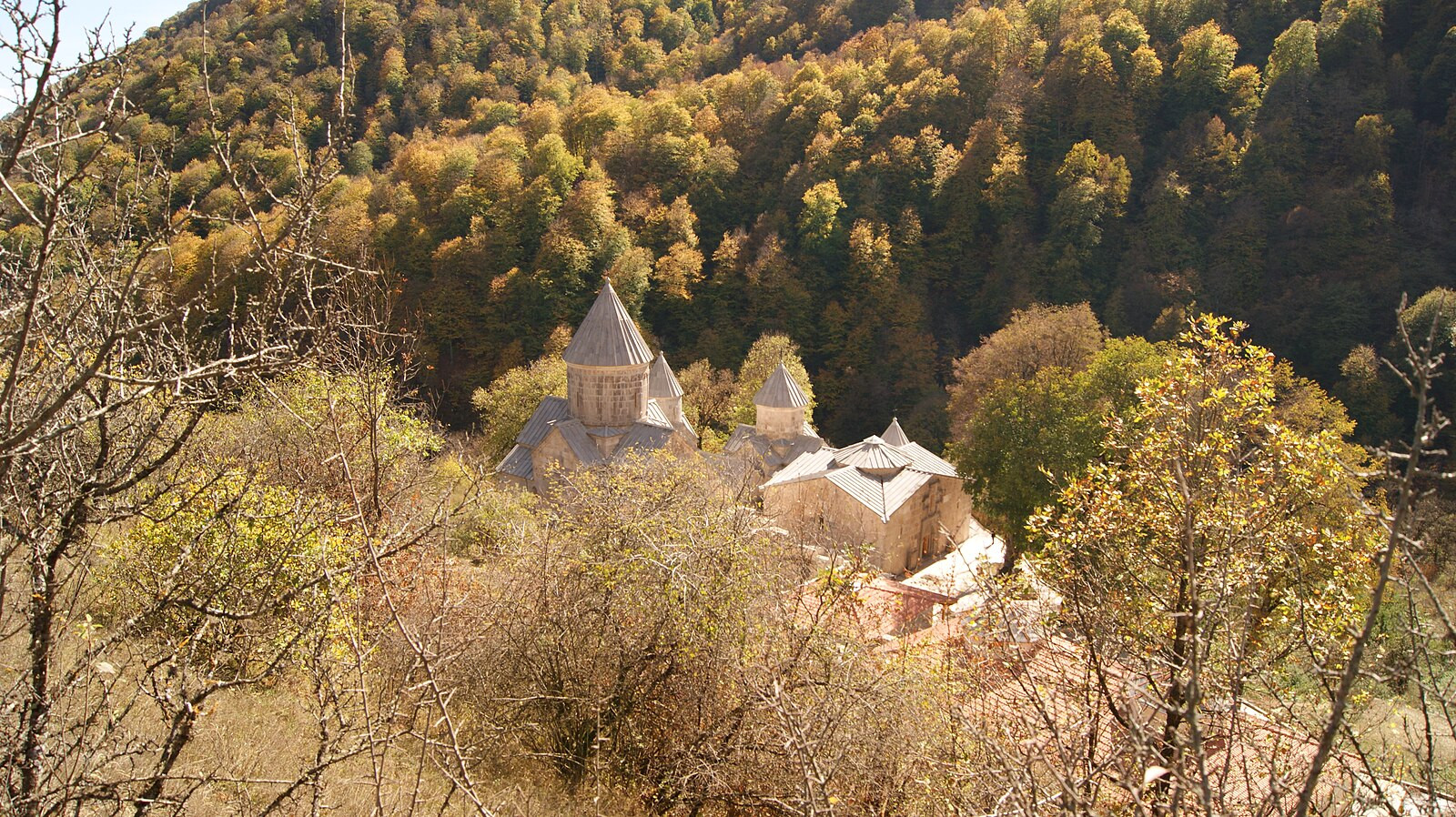 Հաղարծին վանական համալիրի հարակից անտառում երեկվանից բռնկված հրդեհի մարման աշխատանքները դադարեցվել են՝ մթության և բարդ ռելիեֆի պատճառով