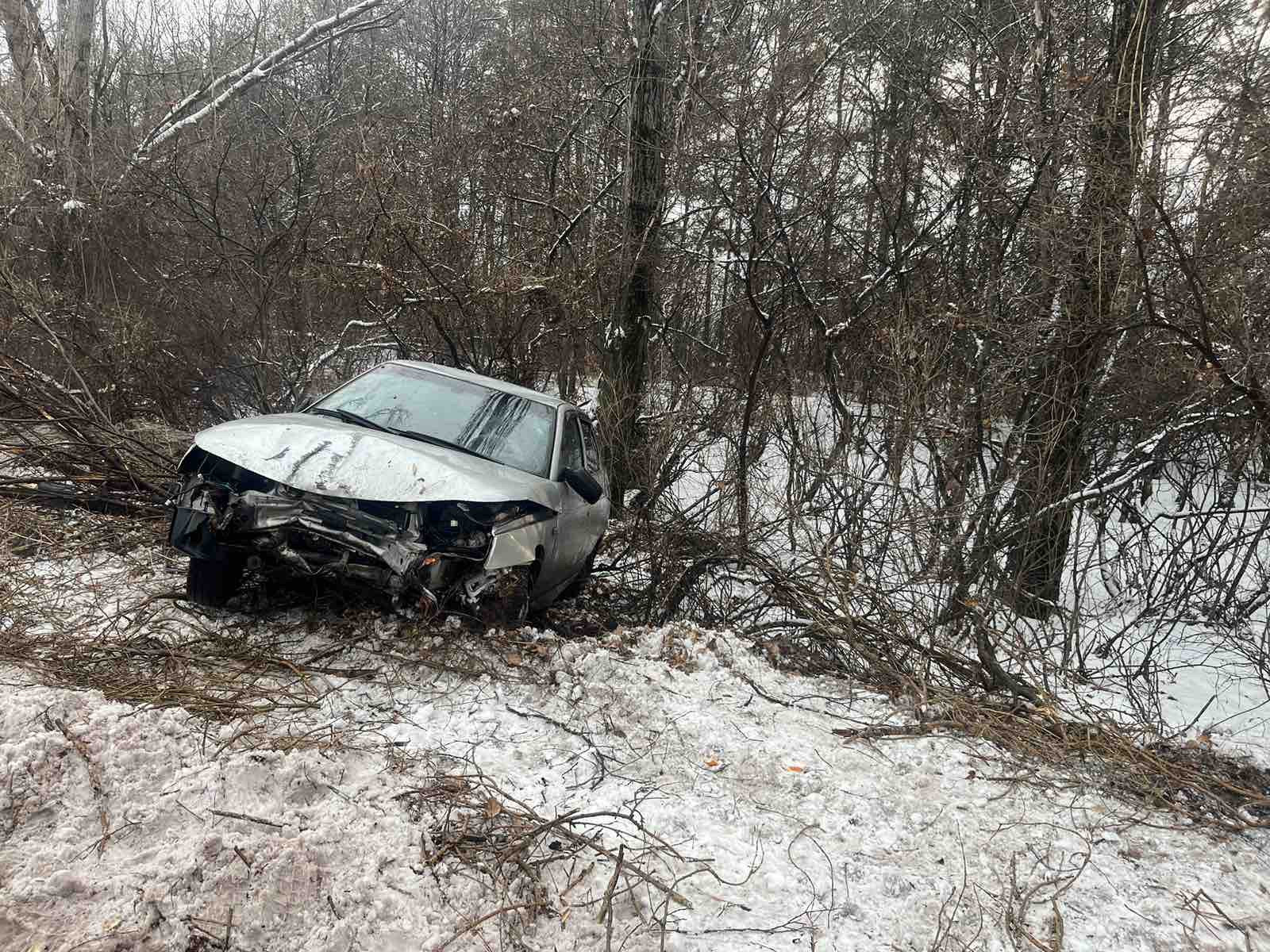 Երևան-Սևան ավտոճանապարհին մեքենան դուրս է եկել ճանապարհից և բախվել ծառին (լուսանկարներ)