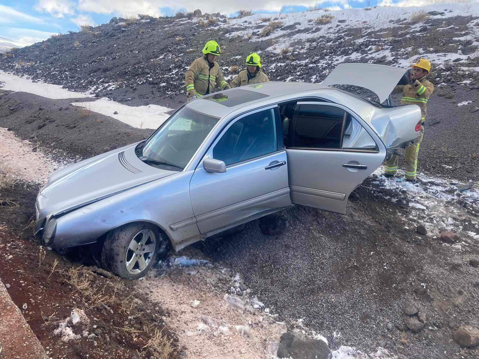 Երևան-Գյումրի ճանապարհին «Մերսեդեսը» դուրս է եկել ճանապարհից և հայտնվել դաշտամիջյան հատվածում