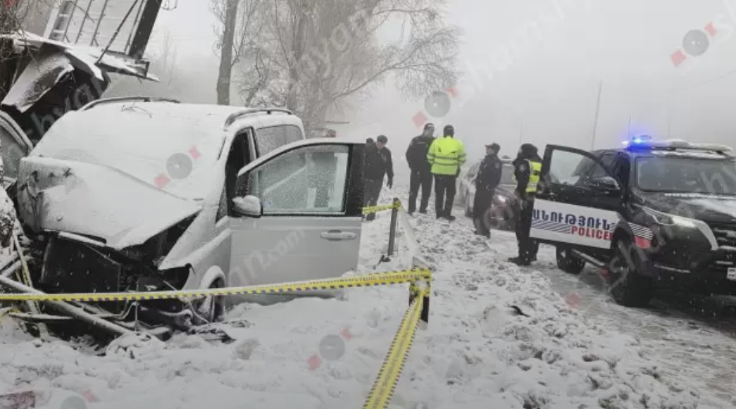 Մերկասառույցի պատճառով Mercedes-ը բախվել է սննդի կետի սառնարանին, ցուցանակին, ապա՝ ծառին․ Shamshyan.com