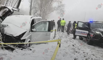 Մերկասառույցի պատճառով Mercedes-ը բախվել է սննդի կետի սառնարանին, ցուցանակին, ապա՝ ծառին․ Shamshyan.com