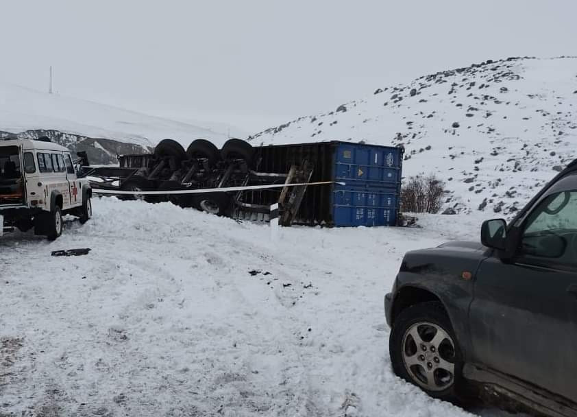 Աշոցք-Գյումրի ավտոճանապարհին բեռնատար է կողաշրջվել (լուսանկար)