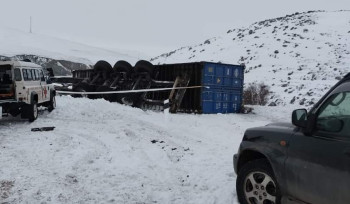 Աշոցք-Գյումրի ավտոճանապարհին բեռնատար է կողաշրջվել (լուսանկար)