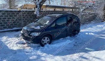 Բյուրականում Opel-ը մերկասառույցի պատճառով բախվել է ծառին. վարորդի մայրը մահացել է, երեխաները վիրավոր են․ Shamshyan.com