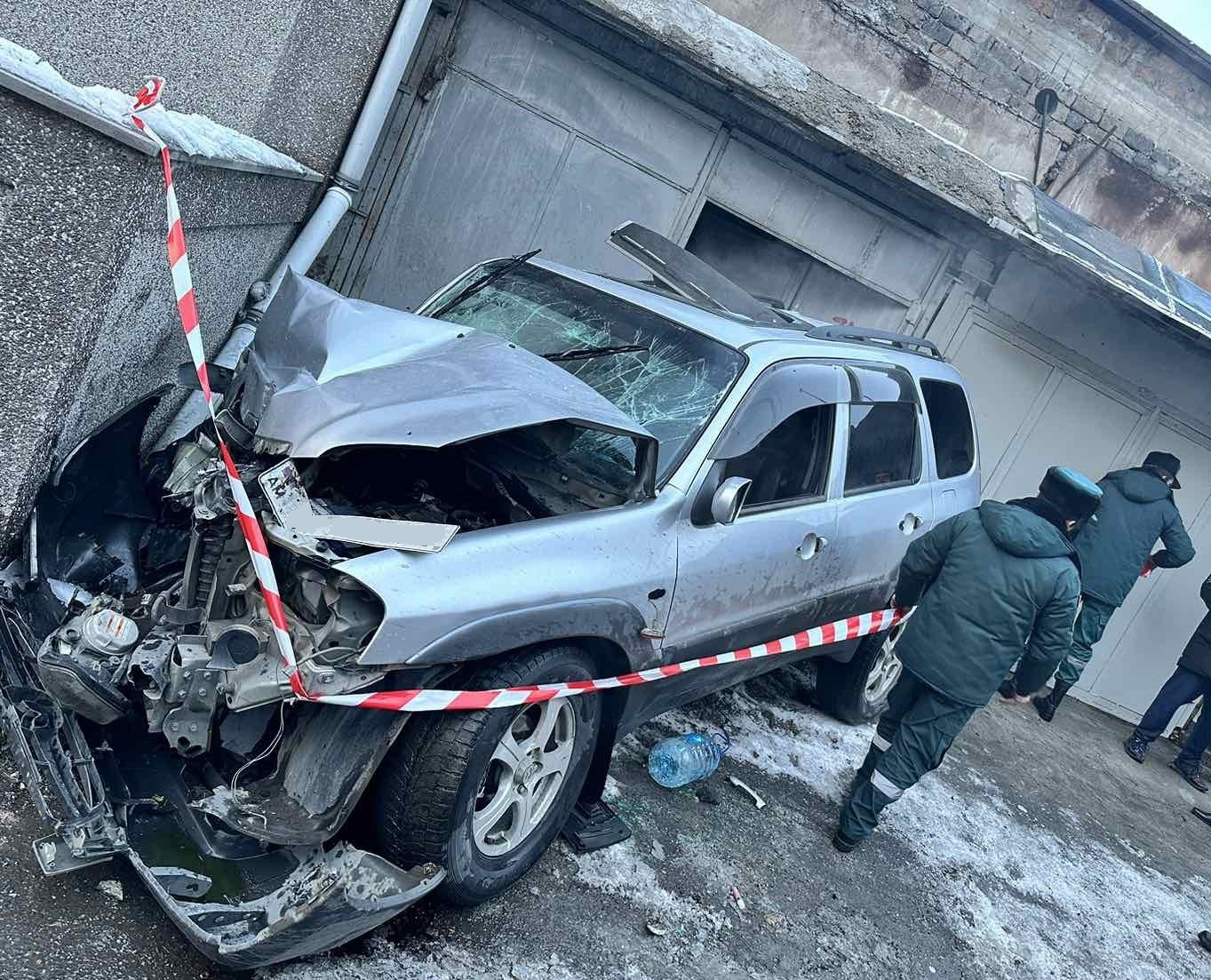 Երևանում «Mazda»-ն բախվել է ավտոտնակին և վնասել ներսում կայանած ավտոմեքենան