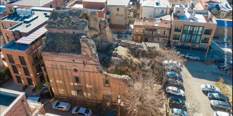 Թբիլիսիի կենտրոնում գտնվող հայկական Կարմիր Ավետարան տաճարը կործանման եզրին է