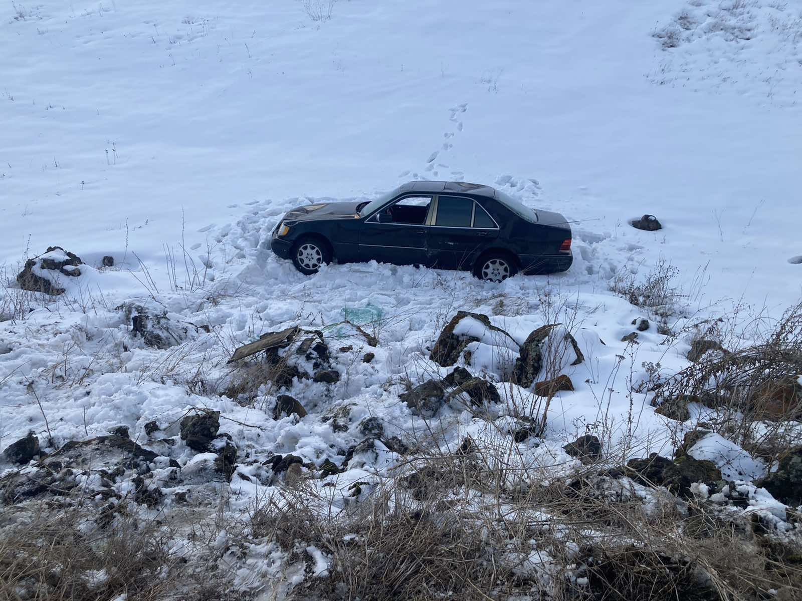 Գագարինի ճանապարհին «Mercedes-Benz» մակնիշի ավտոմեքենան 10 մետր սահել է դեպի ձորակը