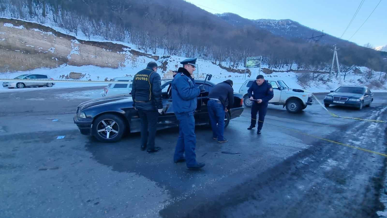 Գորիսում քաղաքացին մեքենայով փակել է ճանապարհը և կրակոցներ արձակել եղբայրների ուղղությամբ, նրանցից մեկը վիրավորվել է