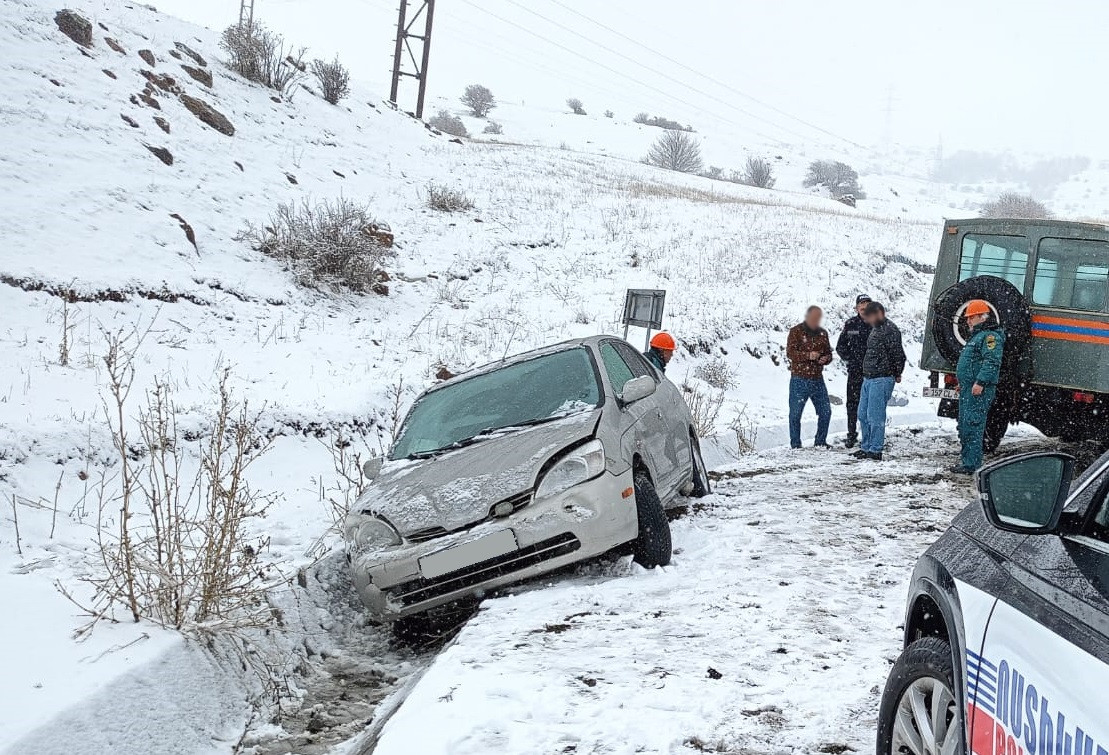 Փրկարարներն արգելափակումից դուրս են բերել երկու տրանսպորտային միջոց (լուսանկարներ)