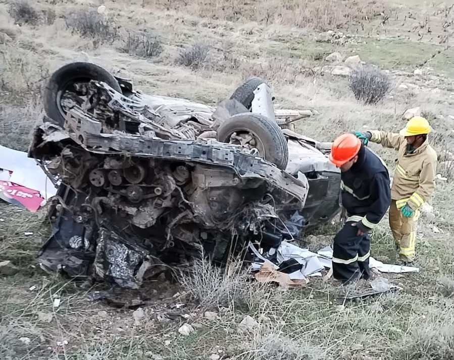 Երևան-Մեղրի  ճանապարհին մեքենաներ են բախվել, «Mercedes-Benz»-ը մոտ 60 մ գլորվել է ձորը, մյուս մեքենան շուռ է եկել (լուսանկարներ)
