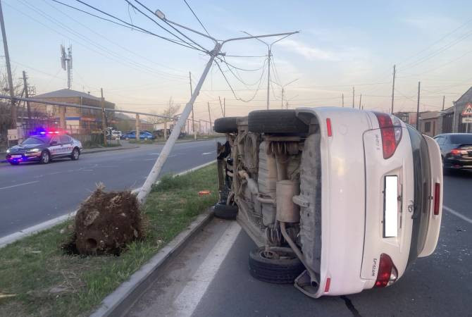 Էջմիածին-Երևան  ճանապարհին «Toyota»-ն բախվել է սյանը և կողաշրջվել