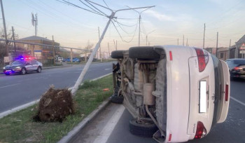 Էջմիածին-Երևան  ճանապարհին «Toyota»-ն բախվել է սյանը և կողաշրջվել