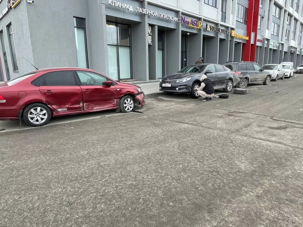 Ուրալում հարբած աղջիկը Porsche Cayenne-ով բախվել է մի քանի ավտոմեքենաների