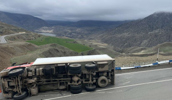 Սիսիան-Տաթև ավտոճանապարհին բեռնատարը կողաշրջվել է, առկա է վառելիքի արտահոսք (լուսանկարներ)