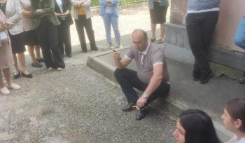 Ոստիկանության մայորը Բաղանիսում աշակերտներին «համոզում» է, որ դադարեցնեն դասադուլը