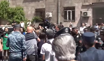 Երևանում ՆԳՆ շենքի դիմաց քաղաքացիները փակել են փողոցը