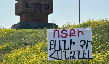 «Ոտքի, քանի չի հանձնել» գրությամբ պաստառներ՝ Երևանի տարբեր վարչական շրջաններում