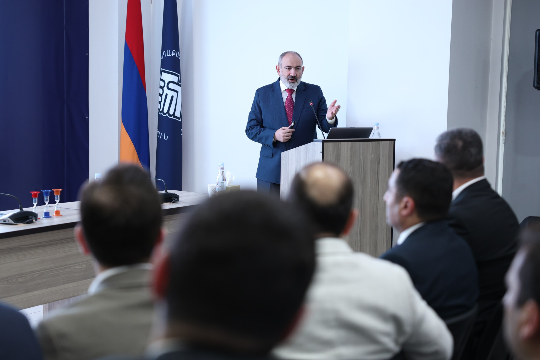 Փաշինյանը ՔՊ-ին նիստին հանդես է եկել սահմանազատման գործընթացի մեկնարկի մասին զեկույցով