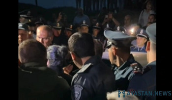 Կիրանցում գյուղացիները շրջափակել են մեքենան, կասկածում են` ներսում թուրք կա, ոստիկանությունը թույլ չի տալիս բացել մեքենայի դուռը (տեսանյութ)