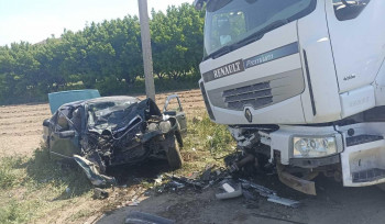 Երևան-Երասխ ճանապարհին «Mercedes-Benz»-ը բախվել է կայանված բեռնատարին (լուսանկաներ)