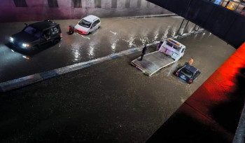 Երևանում մեքենաներ են մնացել անձրևաջրերի տակ (լուսանկարներ)