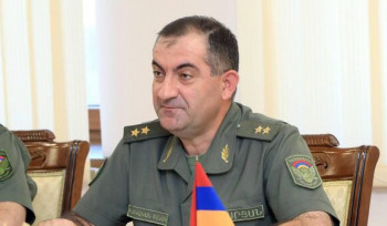 Դուք անձամբ զենք վերցրեք, եկեք, իմ կողքը կանգնեք ու զորքերը կգնան Ջերմուկից․ ԳՇ պետը՝ լրագրողին