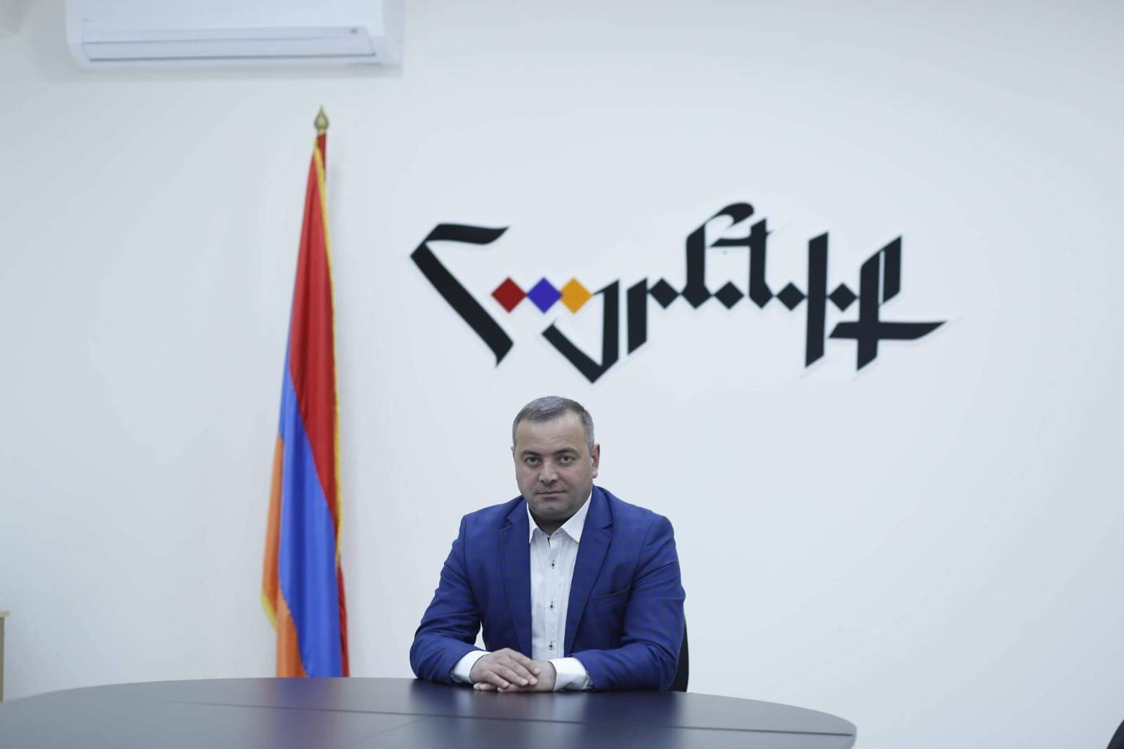 Մարզում չորս աշակերտի թույլատրել են, իմ որդուն` ոչ. ըստ ընդդիմադիր գործչի, իր քաղաքական գործունեության պատճառով վնասում են երեխային. «Փաստ»