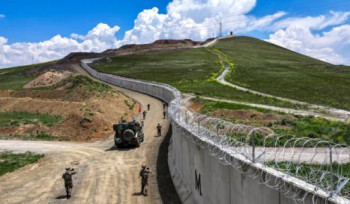 Վանի նահանգում Թուրքիայի և Իրանի միջև կառուցված սահմանային պատի վրա եռաշերտ փշալարեր են ամրացվել