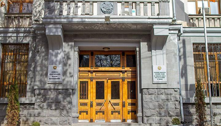 Քաղաքացին միզել է գլխավոր դատախազության շենքի դռան վրա. aravot.am
