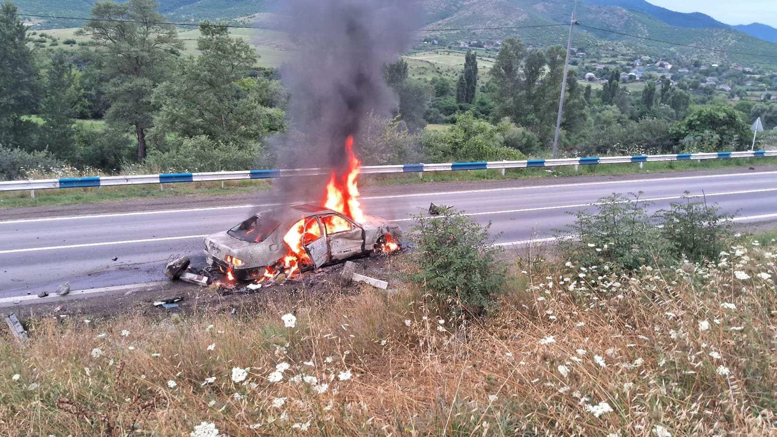 Նոյեմբերյան-Պտղավան ճանապարհին Mercedes-Benz մակնիշի մեքենա է այրվել (լուսանկարներ)