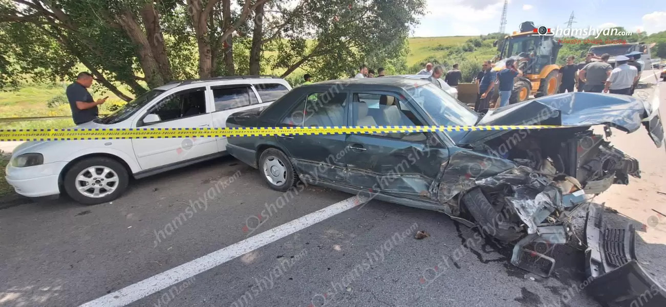 Գեղարքունիքում Mercedes-ը բախվել «ԶԻԼ»-ին, վրաերթի ենթարկել հետիոտնին և հարվածել 2 «Opel»-ի. shamshyan.com