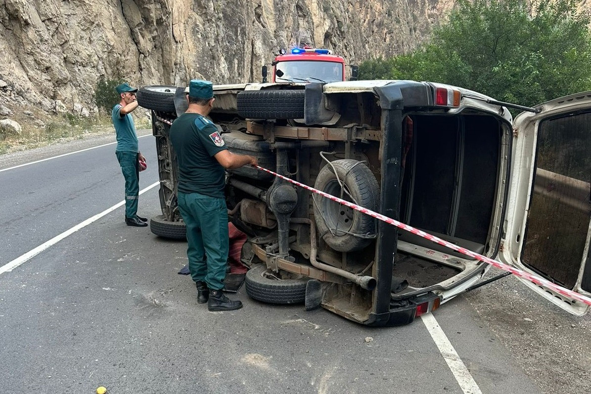 Արփի–Արենի ճանապարհին մեքենան կողաշրջվել է, ճանապարհը դարձել է միակողմանի