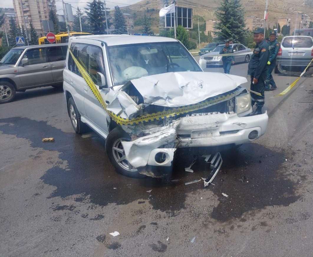 Հրազդանում բախվել են  «Opel» և «Mitsubishi» մակնիշների ավտոմեքենաները (լուսանկարներ)