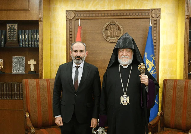 Փաշինյանին Մայր Աթոռից հրավեր չեն ուղարկել․ «Ժողովուրդ»