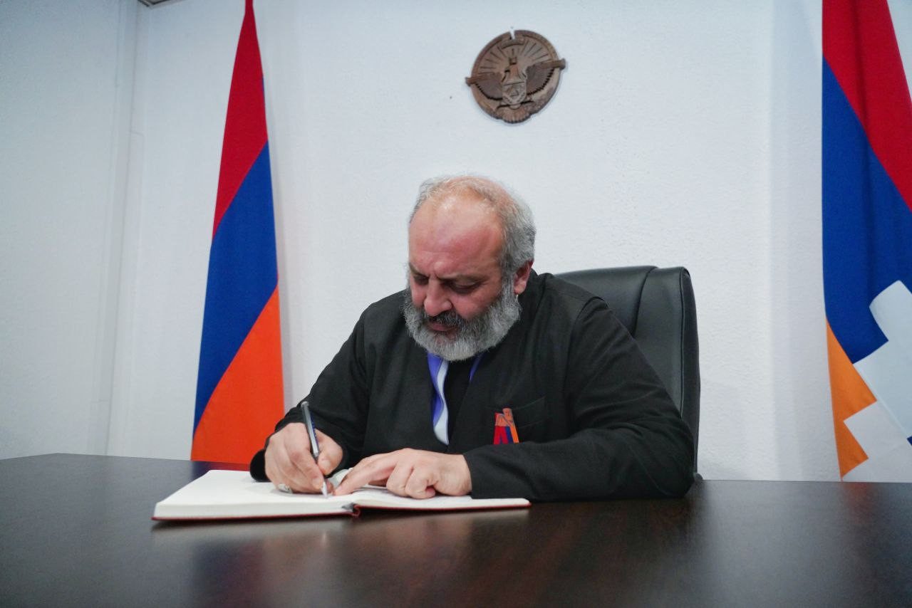 Ոսկեպարով Արցախ․ Աստված զորավիգ մեր ընթացքին․ Բագրատ Սրբազանը գրառում է կատարել Արցախի ներկայացուցչությունում բացված մատյանում