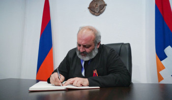 Ոսկեպարով Արցախ․ Աստված զորավիգ մեր ընթացքին․ Բագրատ Սրբազանը գրառում է կատարել Արցախի ներկայացուցչությունում բացված մատյանում