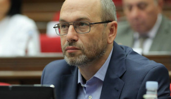 «Լավ, սա՞ է ՊՆ վերաբերմունքը զոհված զինծառայողի ծնողին, սրանից հանրությունն էլ է հետեւություն անելու, զոհված տղայի ծնողն էլ»․ ԱԺ հանձնաժողովը մերժեց Գեղամ Նազարյանի նախագիծը
