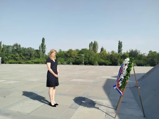 Ցնցված եմ հայերի տառապանքների պատմություններով․ Նիդեռլանդների դեսպանը՝ Ծիծեռնակաբերդի հուշահամալիրում