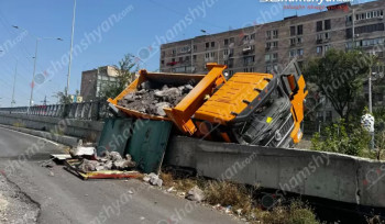 «Shacman» բեռնատարը «Հյուսիս-հարավ» ճանապարհին հայտնվել է բետոնե պարսպի վրա․ shamshyan.com