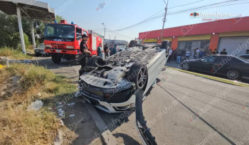 Երևանում բախվել են 2 «Volkswagen Jetta»-ն և «Mercedes»-ը, վերջինս գլխիվայր շրջվել է․ shamshyan.com